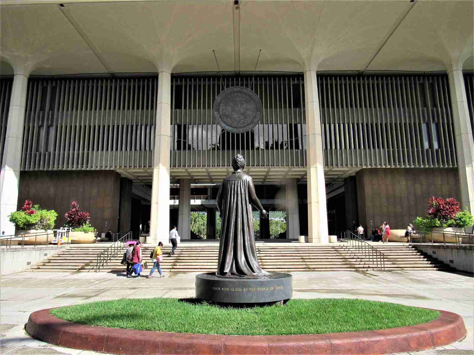 Hawaii-State-Capitol-Liliuokalani-Statue