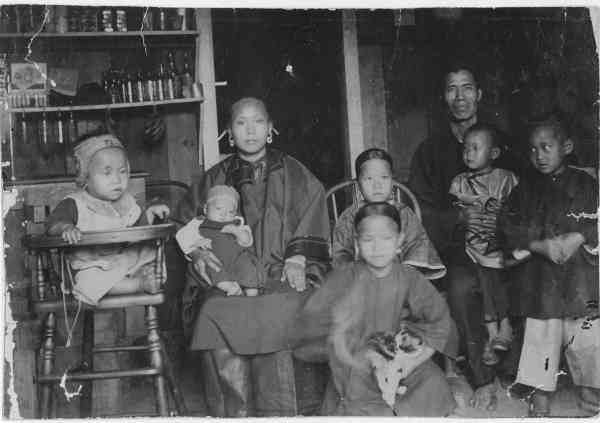 Chinese-Family-in-Hawaii-circa-1893